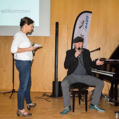 Moderatorin Tanja Busse mit Musiker Jan Luley im Gespräch über den Artenrückgang in Deutschland, (c) Gaby Schulemann-Maier