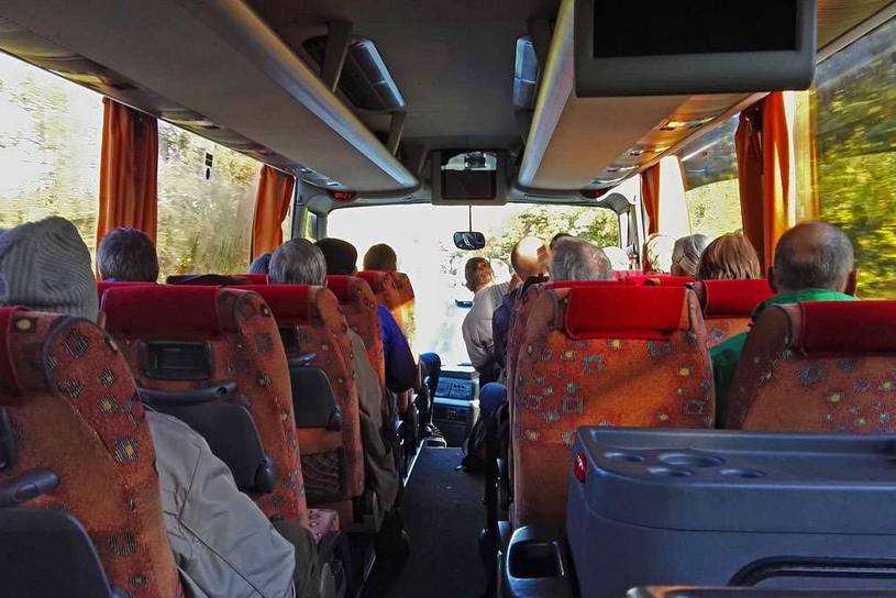 Die Naturgucker wurden morgens mit Bussen zum Exkursionsgebiet gebracht, (c) Gaby Schulemann-Maier