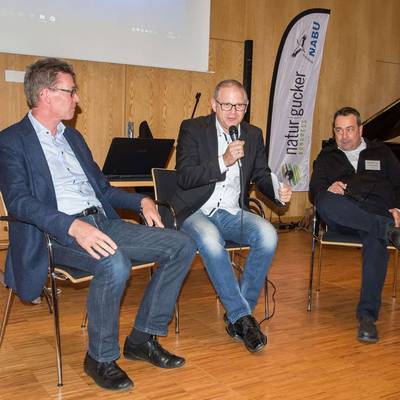 Prof. Dr. Eckhard Jedicke (Hochschule Geisenheim), Dr. Daniel Lingenhöhl (Spektrum.de) und Prof. Dr. Michael Rademacher (TH Bingen) bei der abendlichen Podiumsdiskussion (von links nach rechts), (c) Gaby Schulemann-Maier