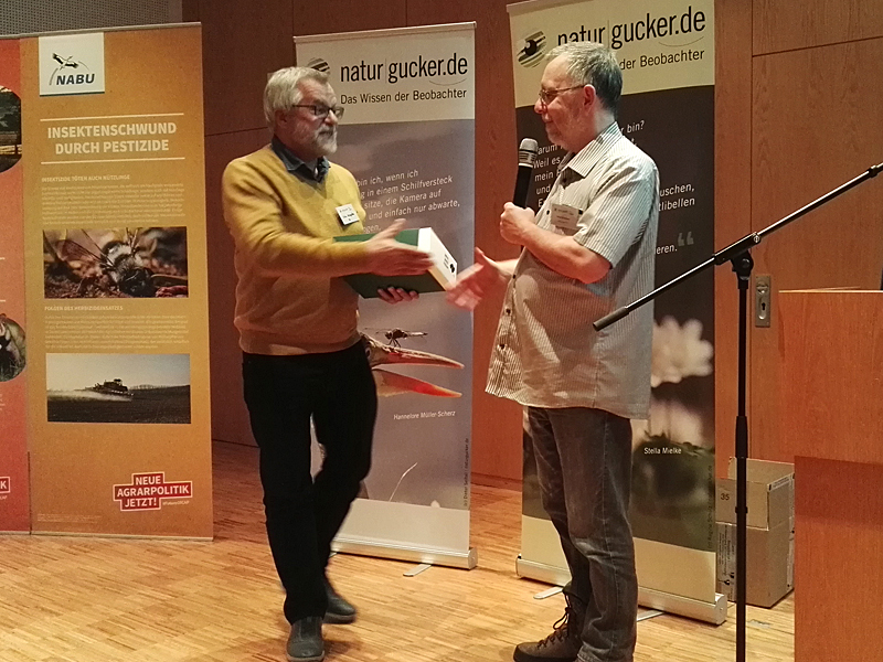Udo Krupka (links) erhält auf dem NABU|naturgucker-Kongress 2018 seinen Preis // (c) Gaby Schulemann-Maier